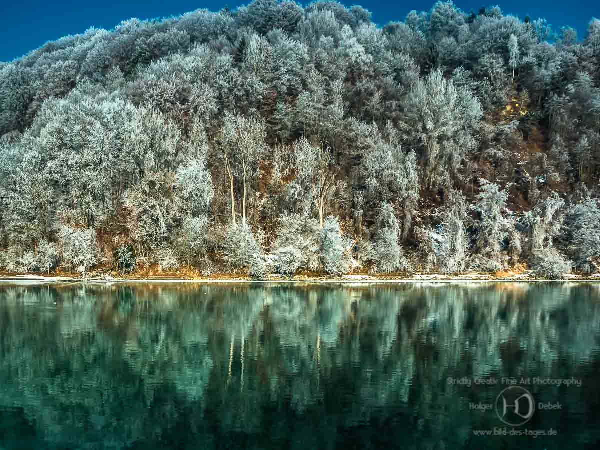 Wasserspiegelung im Winter