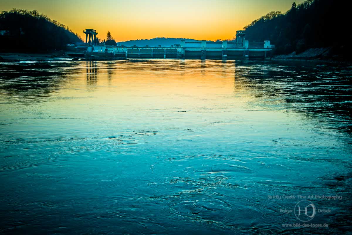 Wasserspiegelung Wehr am Abend