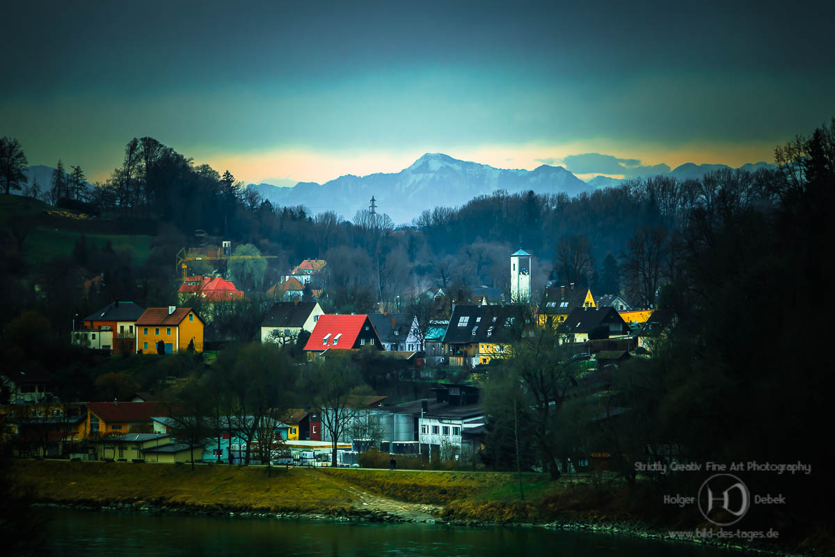 Wasserburg mit Alpen im Hintergrund